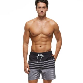 Maillot de Bain Homme Gris à Rayures sur un homme sur fond blanc