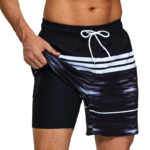 Maillot de Bain Homme Moderne à Rayures sur un homme sur fond blanc