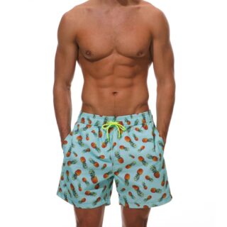 Maillot de Bain Homme à Motifs Ananas sur un homme