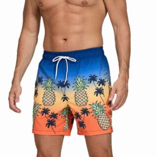 Maillot de Bain Homme Multicolore à Imprimé Ananas sur un homme sur fond blanc