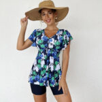 Maillot de Bain Tankini à Imprimé Floral et Volants sur une femme avec un chapeau de paille sur fond gris