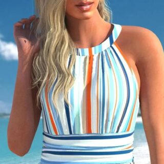 Maillot de Bain Tankini Moderne à Rayures sur une femme