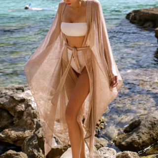 Cache Maillot de Bain Long et Ample à Ceinture sur une femme au bord de l'eau
